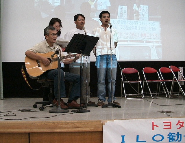 ヴェル書記長とロデル副委員長はフィリピントヨタ労組を支援する会男女２名と共にフィリピンの歌３曲を歌った。